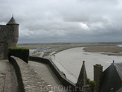 Со стен аббатсва открываются потрясающие виды. На фото видна река Куэнон, разделяющая Нормандию и Бретань.