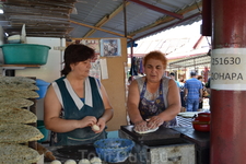 Степнокерт А у этих милых женщин на рынке мы ели потрясающие кутабы
Тигран нас специально повел попробовать кутабы