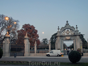 Выхожу из парка практически затемно, на небе поднялась огромная полная Луна. Ворота Felipe IV изначально создавались как триумфальная арка для прибытия ...