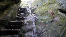 От храма на скалу"Петушок" ведет крутая"Лестница жизни",вырубленная из камня