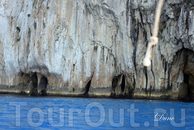 От нашей поездки в одну из главных достопримечательностей Капри - голубой Грот(Grotta Azzurra), остались самые смачные впечатления. Да, да, вот она, та ...