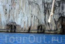 От нашей поездки в одну из главных достопримечательностей Капри - голубой Грот(Grotta Azzurra), остались самые смачные впечатления. Да, да, вот она, та самая вишенка на торте! Сам по себе грот изумите