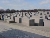 Памятник Холокоста.В 1999 Немецкий Бундестаг постановил построить недалеко от Бранденбургских ворот "памятник погибшим евреям Европы" Открыт был 10 мая ...