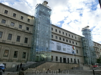 Еще одно здание на площади Императора Карлоса V - это музей Королевы Софии (Museo Nacional Centro de Arte Reina Sofía), где хранятся произведения искусства испанских художников XX века (Pablo Picasso,