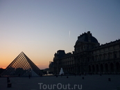 Musée du Louvre
Вход в музей через стеклянную пирамиду.