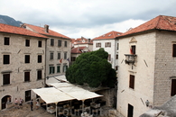 Внутри старинных городских стен Старого Котора немало уютных ресторанчиков.