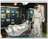 Аварийно-спасательный скафандр семейства «Сокол» в амортизационном кресле и полужёсткий скафандр «Орлан-Д», предназначенный для работы в открытом космосе ...