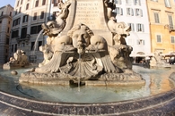 фонтан на пл. Ротонды перед Пантеоном