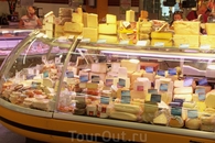 Рынок Катарина. Разнообразие сыров поражает воображение.