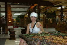 на фабрике тикового дерева на фабрике тикового дерева