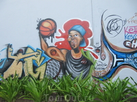 Чтобы попасть с пляжа Копакобана на пляж Ипанема нужно пройти через несколько зданий, украшенных такими вот граффити.