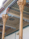 в традиционной узбекской архитектуре бытует три разновидности резных колонн. Они могут быть вырезаны из цельного куска дерева вместе с базой, иногда деревянная ...