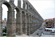Акведук в Сеговии — самый длинный древнеримский акведук, сохранившийся в Западной Европе. Его длина составляет 728 м, высота 28 м. Является наземным отрезком ...