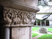 Особенно хороша колоннада; обратите внимание на украшенные искусной резьбой капители колонн.