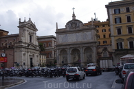Слева Санта-Мария-делла-Витториа, опять Ангелы и Демоны