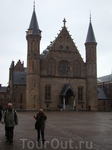 Гаага встретила нас проливным дождём, поэтому мы быстренько посмотрели на здание нидерландского парламента "Хет Бинненхоф". Сюда можно и зайти внутрь, ...