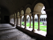 Романский внутренний двор (claustre) с колодцем относится к 12 веку.
Необычная трапециевидная форма двора объясняется его близостью к крепостной стене ...