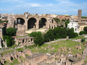 Вид с холма Палатин на форум и на базилику Максенция - самое большое здание, построенное когда-либо на римском форуме (заложена в 308 г. н.э.), высота ...