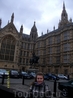 Вокруг Парламента - несколько памятников исторически-великим английиским деятелям - в том числе Кромвелю и Ричарду-Львиное сердце (на фото -последний) ...