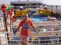 Я на фоне бассейнов из" солярия"расположенного в несколько рядов.