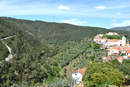 Вид на почти всю деревню Алвару и окружающие холмы.