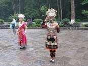 Еще у входа нас приветствуют девушки народности Тутя - местное нац.меньшинство.