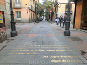 Одна из знаменитых улиц района литераторов - calle de Huertas. Можно гулять по улице и изучать литературу. Ну что, начнем с классика, с Сервантеса?