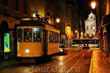 Сверхскоростной знаменитый трамвай №28, проходящий по всем самым красивым и старинным улочкам старой части Лиссабона, мимо памятников архитектуры, театров ...