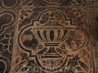 Мышкин. Пол Успенского собора выложен изящными металлическими плитами.