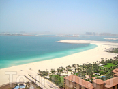 Jumeirah Beach. А вдали виднеется пальмовый остров (Palm Jumeirah) и отель Atlantis The Palm
