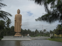 Стоящий Будда - памятник цунами