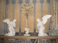 Ангелы у распятия Христа в  Церкви Богоматери  ( Onze - Lieve - Vrouw).