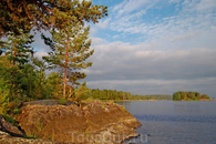 В озере много островов, куда можно добраться на весельной лодке.