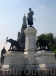 Памятник королю Раме (какому - не помню, вроде V или III)
может кто знает, напомните?