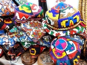Вот такие веселые тюбетейки продаются в лавках народных промыслов и на базарах в Ташкенте. 
