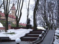 памятник советским воинам погибшим при освобождение Несвижа. Расположен в замковом парке