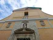 Iglesia de San Miguel y San Julián  (церковь Св Мигеля и Св Хулиана) находится на улице, как ни странно, Святого Игнасио. Вид у нее свежий, но, как оказалось ...