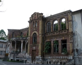 Старое здание школы в Сухуме...