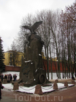 Памятник защитникам Смоленска в 1812 году. В просторечии называется "Памятник с орлами". Стал символом этого города. Вид "спереди"