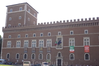 Рим.Дворец   Венеция - бывшая резиденция  Муссолини - построен  в 1455 году  для  венецианского   кардинала  Пьетро  Барбо,  будущего папы Павла II.
