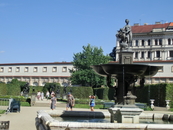 Перед залой расположен фонтан со скульптурной группой Венеры с Амуром и дельфином.