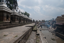 Пашупатинатх — крупный храмовый комплекс индуизма, расположенный по обе стороны реки Багмати. Считается самым важным в мире святым храмом Шивы.Вдоль реки расположены постаменты для погребальных костро