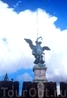 На его крыше сверкала скульптура Архангела Михаила