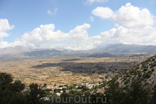 В живописной долине Лассити облака так  низко проплывают над землёй, что видна их тень