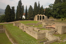Это развалины римских построек в древнем этрусском городке Фиесоле; Флоренция (тогдашняя Фиорентина была построена, чтобы конкурироватьс ним). Добраться ...