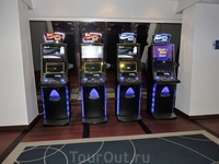 Здесь есть казино и игровые автоматы.