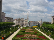 Брюссель.  Парк  на  Горе Искусств  между  Нижним   и  Верхним городом.  Впереди,в начале  парка, стоит   памятник Альберту I.(  виден со спины)