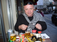 Вилкой привычнее, чем палочками... Вилкой привычнее, чем палочками...