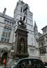 Статуя королевы Виктории расположена в нише памятника, установленного у входа в здание суда.