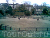 вот она, эта двухтысячелетняя арена, вписанная в простую парижскую жизнь... 